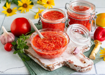 Самая вкусная аджика: уникальный соус, сохраняющий вкусы и ароматы овощей (РЕЦЕПТ)