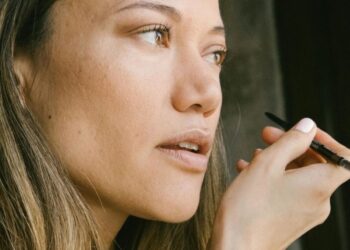 Секретний трюк візажистів: як заповнити міжвійкову лінію для ефекту густих і об’ємних вій