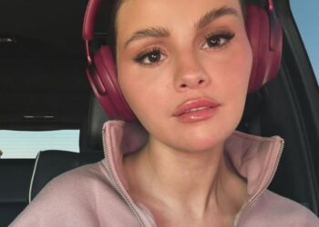 Селена Гомес показала бездоганний френч на осінь 2025 року