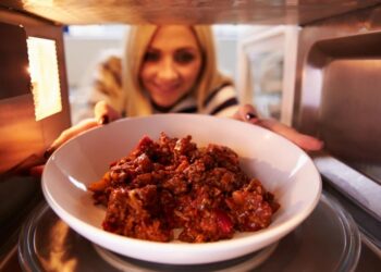 Що не можна розігрівати в мікрохвильовці: не тільки молоко