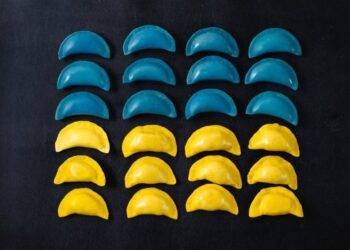 Синий и желтый можно получить без химии: как покрасить блюда в патриотические цвета