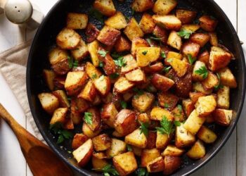 Солите не картошку, а сковородку: гениальный лайфхак, с которым овощ пожарится идеально