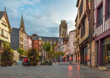 Туристам назвали краще місто для бюджетної осінньої відпустки у Франції