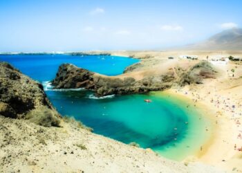 Туристам назвали максимально підходящий острів для відпочинку в “оксамитовий сезон”