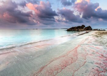 Туристам у Греції загрожує величезний штраф за звичайну поведінку на пляжі