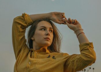 Відмова від SPF, важкі креми й агресивні процедури: типові осінні помилки у щоденному догляді за шкірою