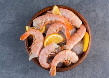 Выбрасываете деньги на ветер: как правильно готовить дома креветки, чтобы не получить “резину”