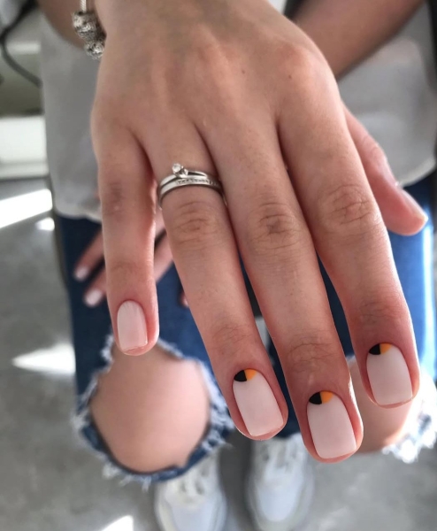 Жовтневий манікюр 2025: Кольори, що надихають на успіх та внутрішню впевненість