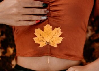 Жовтневий манікюр 2025: Кольори, що надихають на успіх та внутрішню впевненість