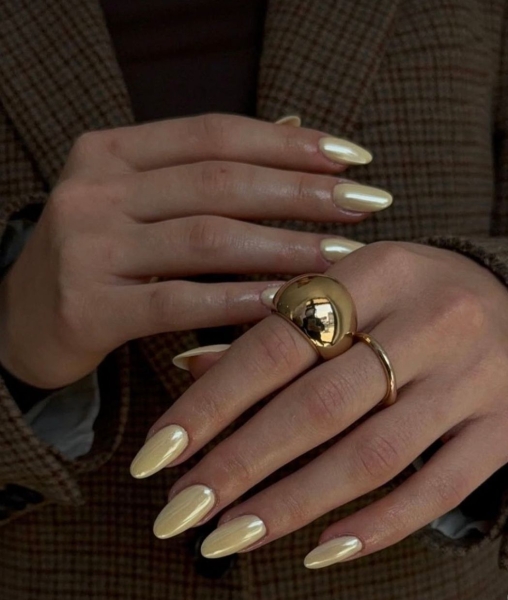 Жовтневий манікюр 2025: Кольори, що надихають на успіх та внутрішню впевненість