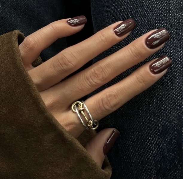 Жовтневий манікюр 2025: Кольори, що надихають на успіх та внутрішню впевненість