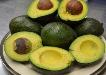 “Золотой” лайфхак для любителей авокадо: уникальный способ, как очистить плод без труда