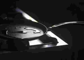 Одна шкідлива звичка знищить антипригарну сковороду: що не можна робити в жодному разі