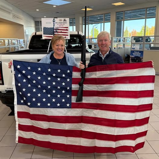 Дилер Chevrolet роздає зброю та американські прапори як бонуси за покупку автомобілів