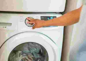 Щоб пух не збився і не зацвів: як прати й сушити пуховик правильно