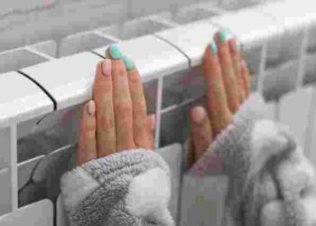 Готуємося до блекаутів: 4 перевірені способи зігрітись без опалення, електрики і газу