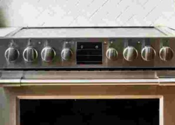 Як прибрати за кухонною технікою, не пересуваючи її: три прості способи