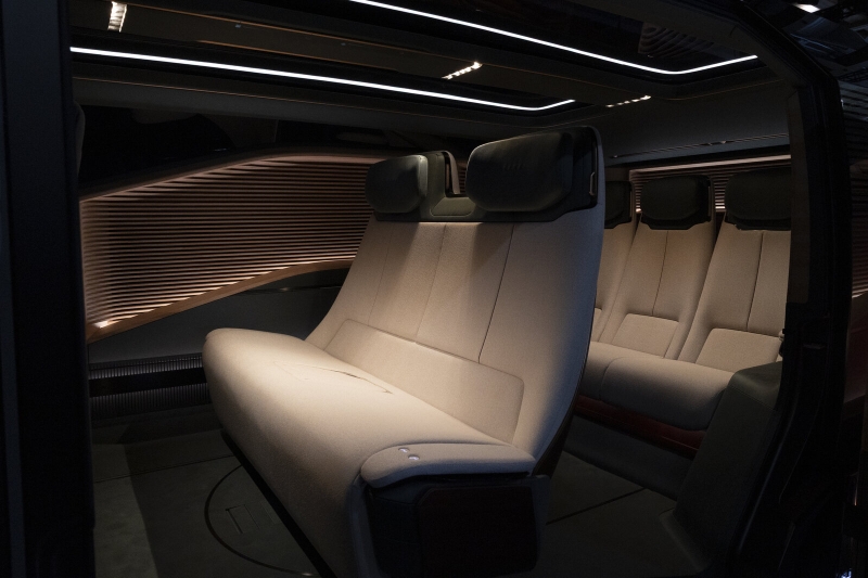 Lexus LS еволюціонував із седана у шестиколісний мінівен