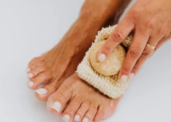 4 помилки педикюру, через які п’яти рватимуть колготки