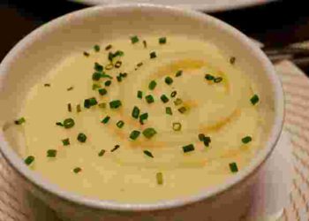 Смак і ніжність можна повернути: що додати у вчорашнє картопляне пюре для повітряності