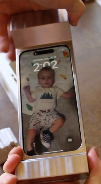 Найважчий чохол для смартфона у світі &mdash; 2,7 кг заліза і виступи, щоб захистити екран