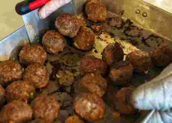 Не розваляться і не будуть жорсткими: скільки часу насправді треба готувати фрикадельки