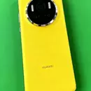 Huawei Mate 80 Pro засвітився у двох нових кольорах — з круглим модулем камери та двома спалахами
