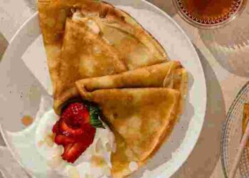 Будуть тонкими, як папір: що варто додати у тісто для млинців