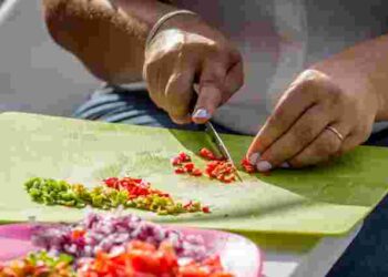 Є три бюджетні варіанти: як позбутися запаху на пластиковій обробній дошці