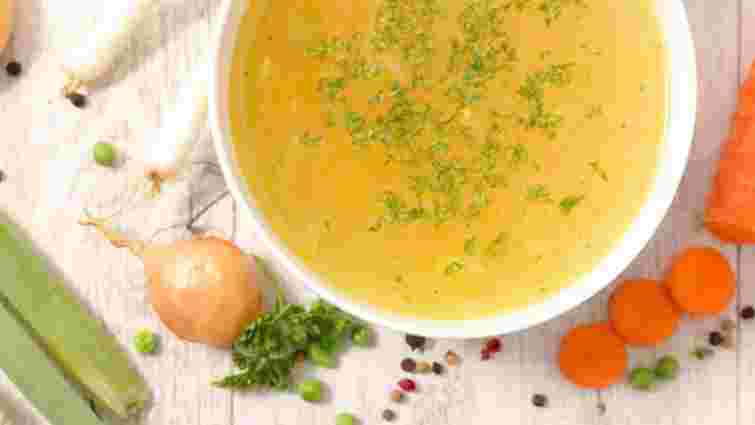 Прозорий, золотистий і неймовірно смачний: як приготувати ідеальний бульйон