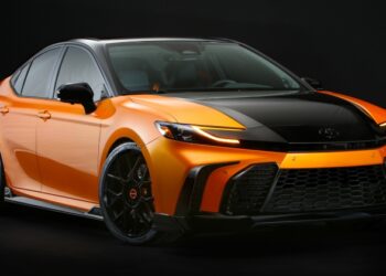 Toyota представила Camry з агресивним дизайном