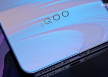 iQOO Neo11 «показав спину»: металева рамка, 2K-екран і акумулятор ємністю 7500 мА/г