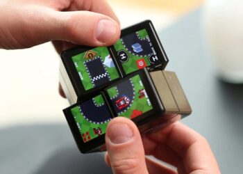 Кубик Рубіка XXI століття: стартували передзамовлення незвичайного гаджета WOWCube з 24 рухливими LCD-дисплеями