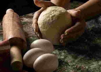 Навіщо додавати манку в дріжджове тісто і як правильно це зробити: незвичний лайфхак