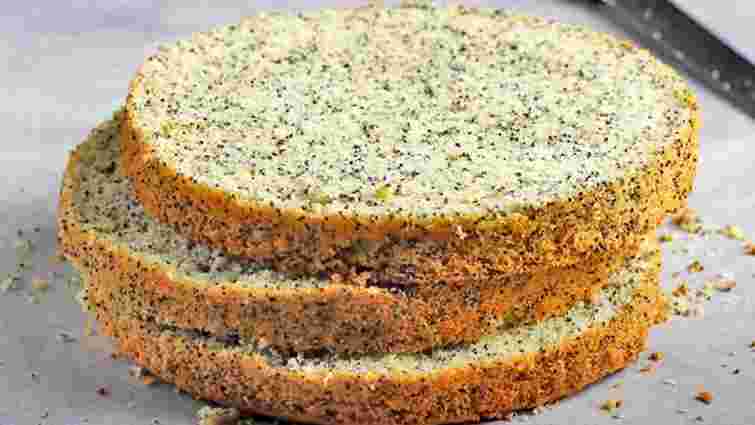 Не треба ні соди, ні розпушувача: як приготувати пухкий маковий бісквіт