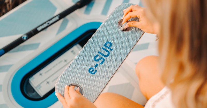 BMW та Sipaboards створили електричну SUP-дошку в стилі Neue Klasse