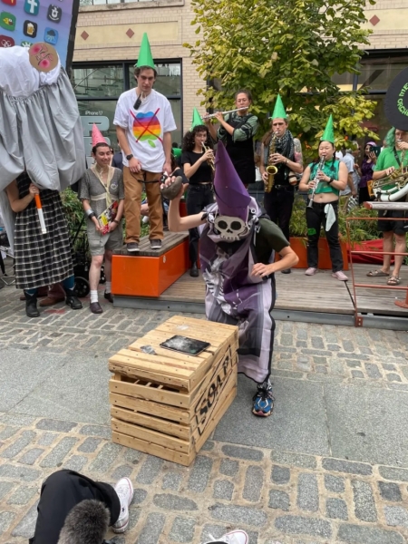 Алло, минуле? Зумери чіпляють iPhone на стіни, щоб відчути досвід "стаціонарних дзвінків"