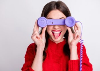 Алло, минуле? Зумери чіпляють iPhone на стіни, щоб відчути досвід “стаціонарних дзвінків”