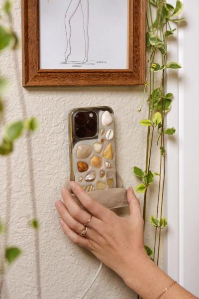 Алло, минуле? Зумери чіпляють iPhone на стіни, щоб відчути досвід "стаціонарних дзвінків"