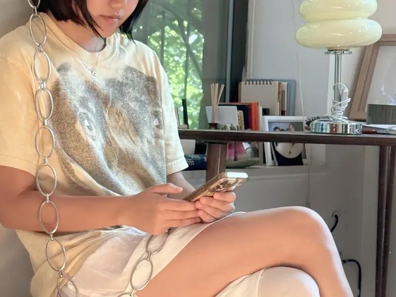 Алло, минуле? Зумери чіпляють iPhone на стіни, щоб відчути досвід "стаціонарних дзвінків"