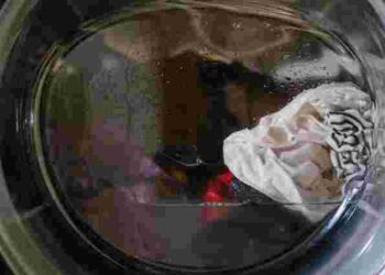 Одяг пахнутиме набагато краще: що потрібно додати у пральну машинку