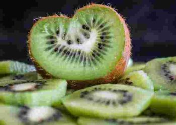 Ви все життя робили це неправильно: як треба їсти ківі