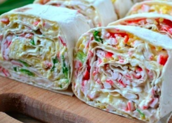 Без такого рулета не обойдется ни одно застолье: аппетитная закуска с крабовыми палочками (РЕЦЕПТ)