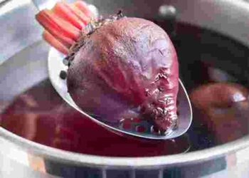 Дивно, але працює: навіщо під час варіння буряка додавати в каструлю хліб