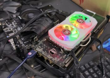 Блискавка пропалює діру у NVIDIA RTX 5070 Ti, відеокарту ремонтують завдяки Radeon RX 580