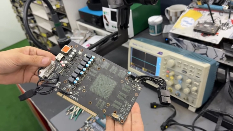 Блискавка пропалює діру у NVIDIA RTX 5070 Ti, відеокарту ремонтують завдяки Radeon RX 580