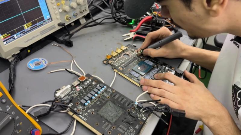 Блискавка пропалює діру у NVIDIA RTX 5070 Ti, відеокарту ремонтують завдяки Radeon RX 580