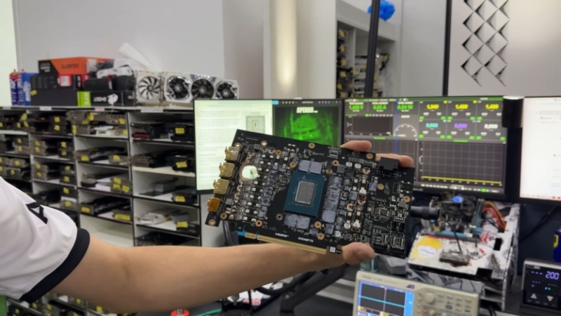 Блискавка пропалює діру у NVIDIA RTX 5070 Ti, відеокарту ремонтують завдяки Radeon RX 580