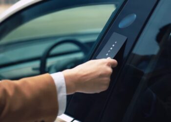 Tesla непомітно прибрала ключ-картки з нових автомобілів