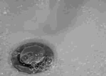 Поширений засіб від засмічень: чи справді можна виливати окріп у раковину